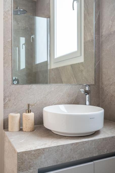 Urban Elegance In Kolonaki Apartment *