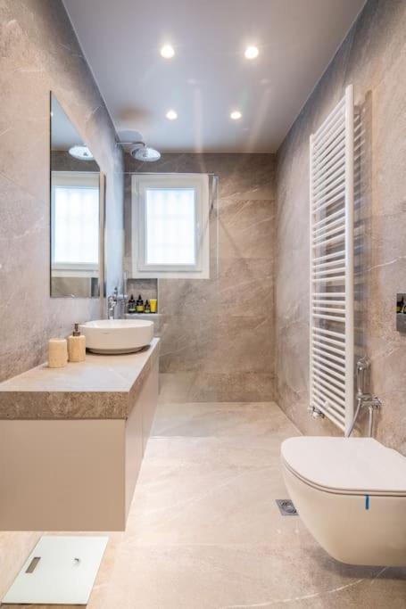 Urban Elegance In Kolonaki Apartment