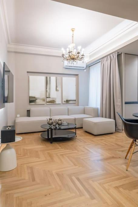 Urban Elegance In Kolonaki Apartment *